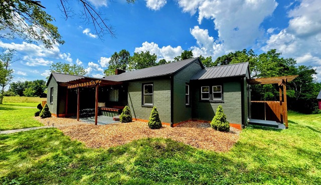 Peaceful Getaway: Hot Tub, Trails, Fenced yard, Kid & Dog friendly