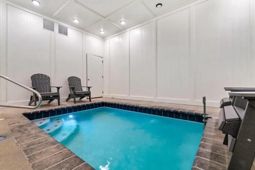 Peaceful Getaway Luxe Cabin w Private Pool