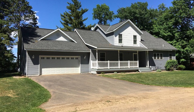 Peaceful Getaway on Big Pine Lake-2 BR, 3 bath + loft with 3 twin beds & 1 king.