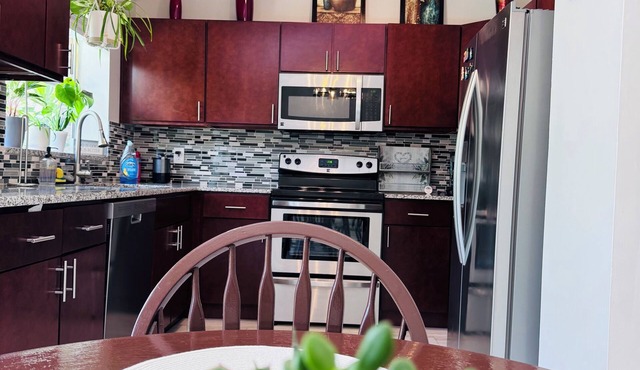Peaceful Getaway With Fenced Private Backyard, 15 Miles From Downtown Tampa