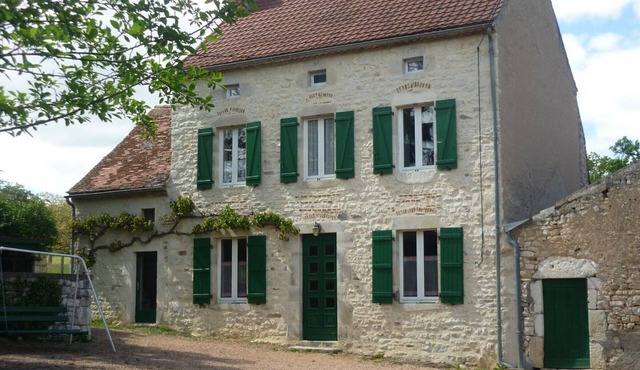 Peaceful Gîte in Ébreuil with garden, pets allowed