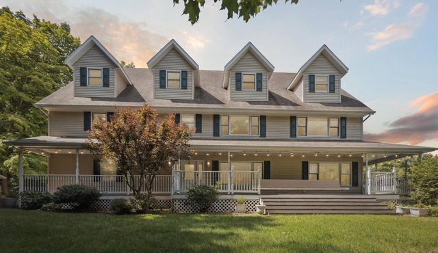 Peaceful Graduation Gathering Place, Spring Break Fun! 12 bedrooms and 7 baths.