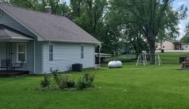 Peaceful Grandmas Cottage 2-bedroom house. Trenton, Mo. Wi-Fi. AC. Sleeps 7
