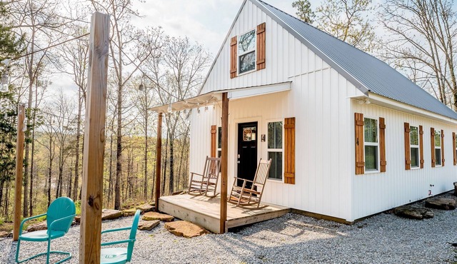 Peaceful Greers Ferry Getaway Cottage w/Fire Pit