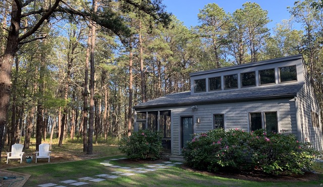 Peaceful Guest House Cottage, w air conditioning and only 0.2 to private beach!