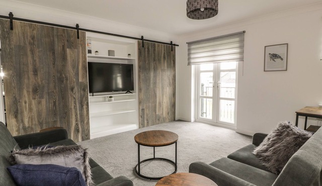 PEACEFUL HARBOURSIDE FLAT, family friendly in Irvine