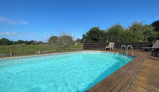 Peaceful haven with swimming pool near the port and beach