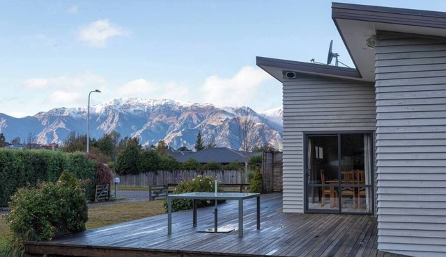 Peaceful Hawea Escape