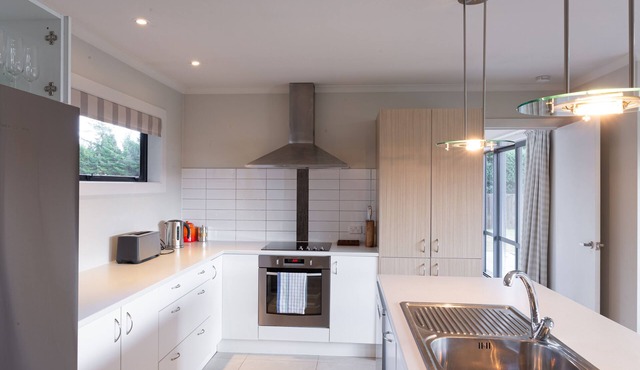 Peaceful Hawea Escape - 700m from the lake