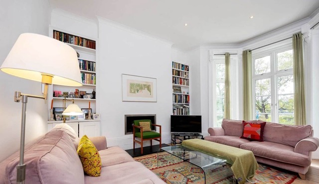 Peaceful Heath Maisonette, by Veeve