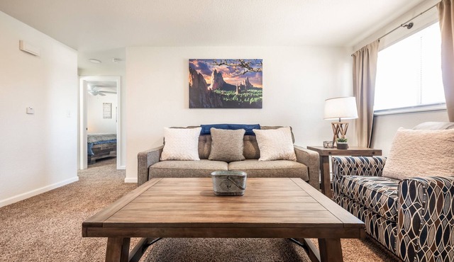 ⁂ Peaceful Hideaway - 2 BR, 1 Bath, Sleeps 4 ⁂