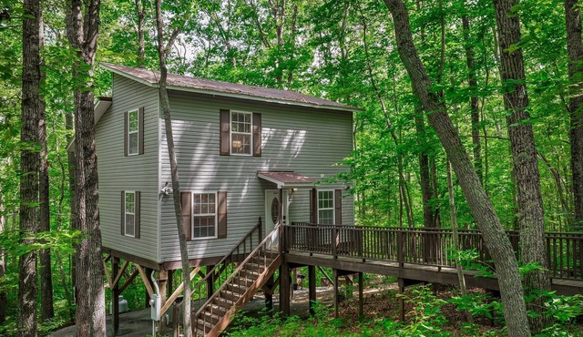 Peaceful Hideaway Treehouse near Little River Canyon National Preserve!