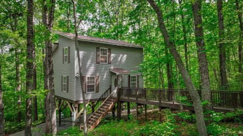 Peaceful Hideaway Treehouse near Little River Canyon