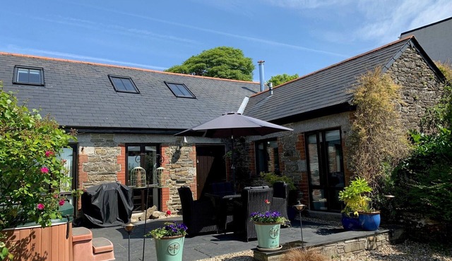 Peaceful hideaway with scenic views. Hot-tub & dog-friendly walled garden