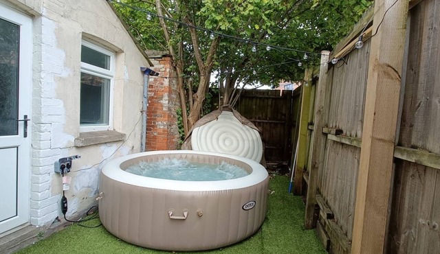 Peaceful Hideaway with Hot Tub near Cardiff Centre