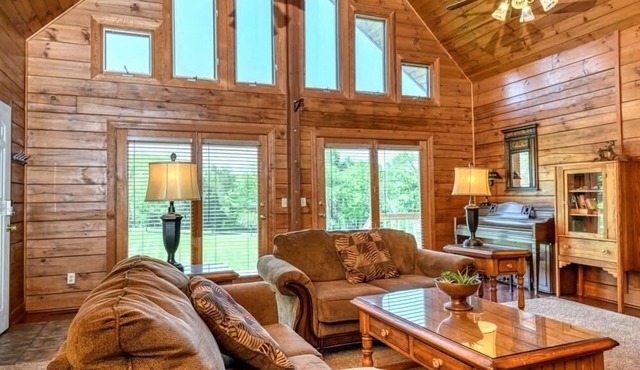 Peaceful Hills Retreat Lodge with a Great View, a Pond, a Fireplace, Sleeps 10.