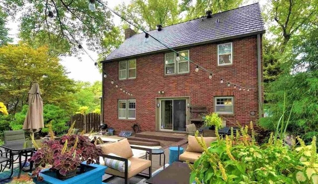 Peaceful Hillside Retreat, Firepit & Spacious Yard!