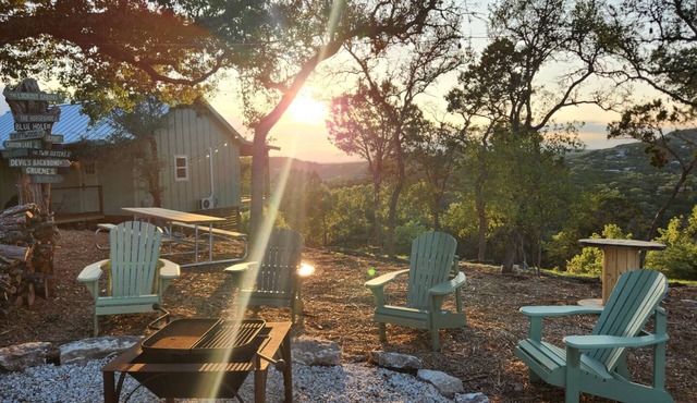 Peaceful HIlltop Cabin w/Amazing Views & Hot Tub
