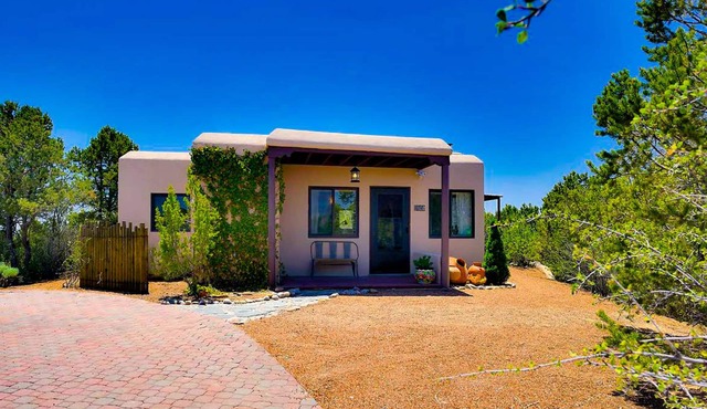 Peaceful Hilltop Casita w/Stunning Views, Close to the Historic Plaza