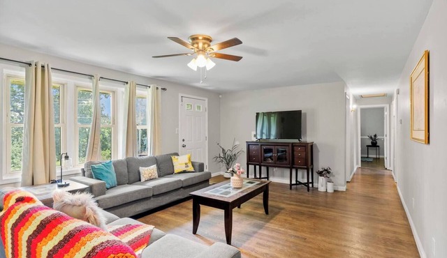 Peaceful hilltop country living, 10 mins to stores