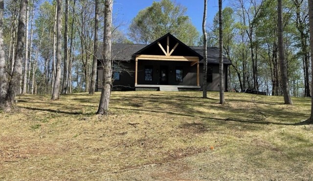 Peaceful Hilltop Lake Retreat