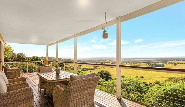 Peaceful Hinterland Hideaway- 5 * Location! Quick links to Lennox & Byron.