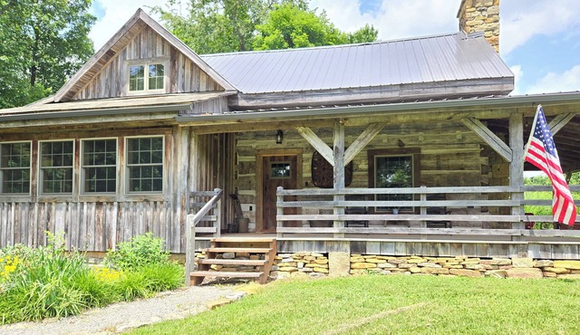 Peaceful historic log cabin getaway on 40 acres - NO cleaning fee!