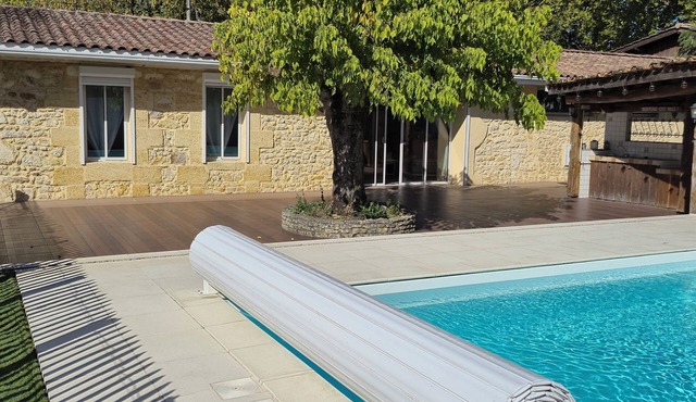 Peaceful house between Médoc vineyards and Hourtin lake. Pool area.