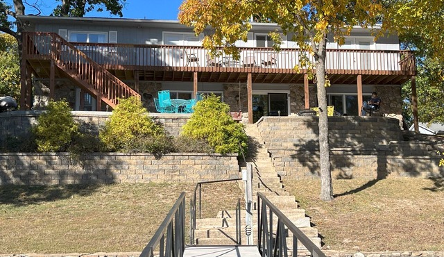 PEACEFUL HOME-4 BEDROOMS, 3 KING BEDS, 4 BATHROOMS, EASY PARKING & A BOAT SLIP!