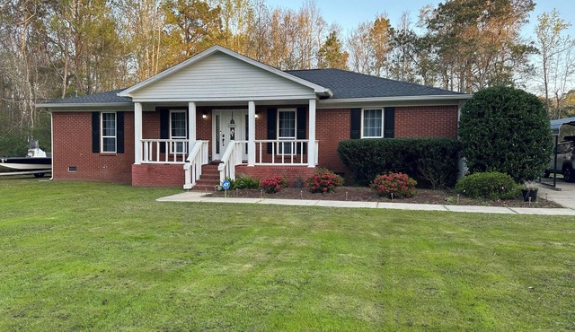 Peaceful Home Away From Home! 20 minutes from the beach! Quiet neighborhood!