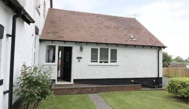 Peaceful home from home cottage beautifully presented in village location.