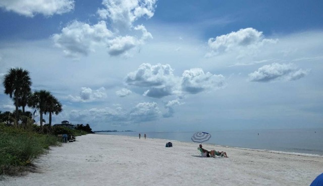 Peaceful home next to the best restaurants, BEACHES. $5 CLEANING
