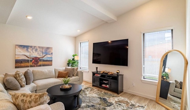 Peaceful home near 59 N