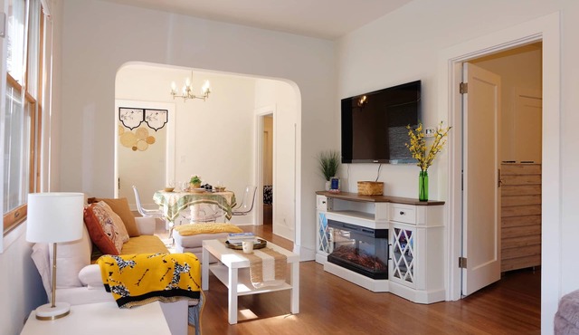 Peaceful Home near UW w/fast wifi, free parking, stocked kitchen, & w/d