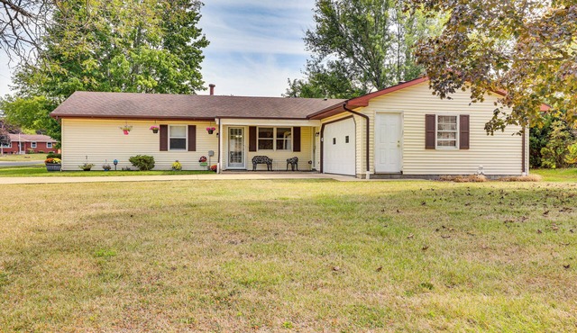 Peaceful Home Near Youngstown: Fenced Backyard!