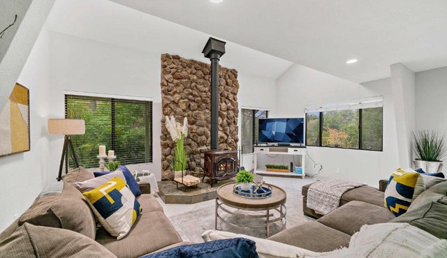 Peaceful Home on Acreage, Walk to Folsom Lake