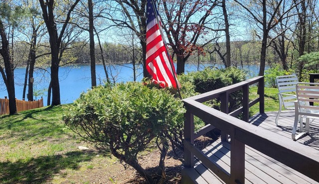 Peaceful home on little Round lake near EAA, Iola car show & the Packer Stadium.