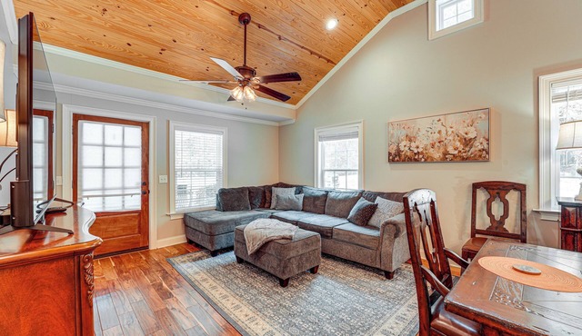 Peaceful Home w/Porch & Yard, 5 Mi to Rome!