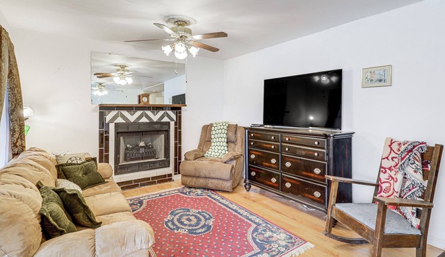 Peaceful Home w/Yard: 13 Mi to Downtown Houston!