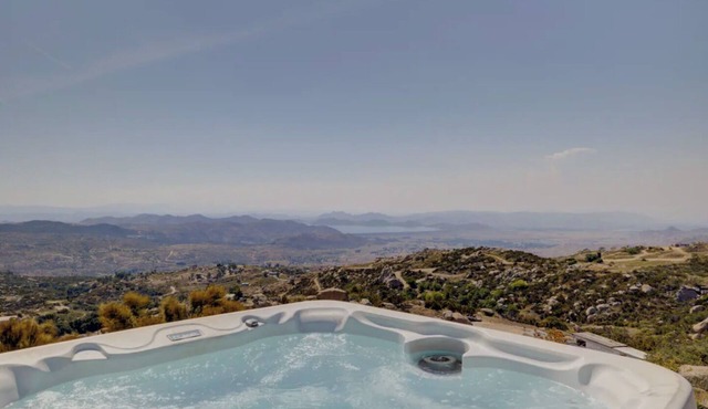 Peaceful home with 360 degree lake, mountain, and city views