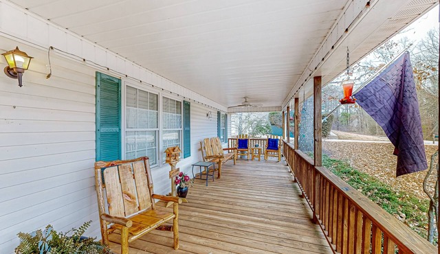 Peaceful home with custom front porch near University of Alabama, dog-friendly
