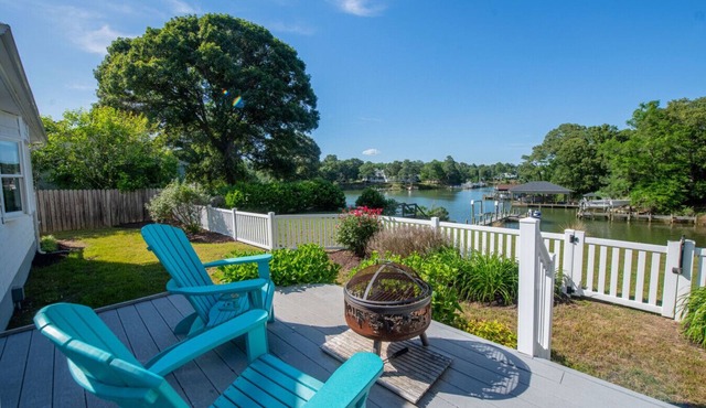 Peaceful home with dock, kayaks and sunset views