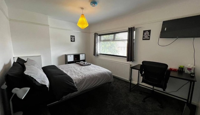 Peaceful home with garden and drive, Nottingham NG6 - near Hucknall