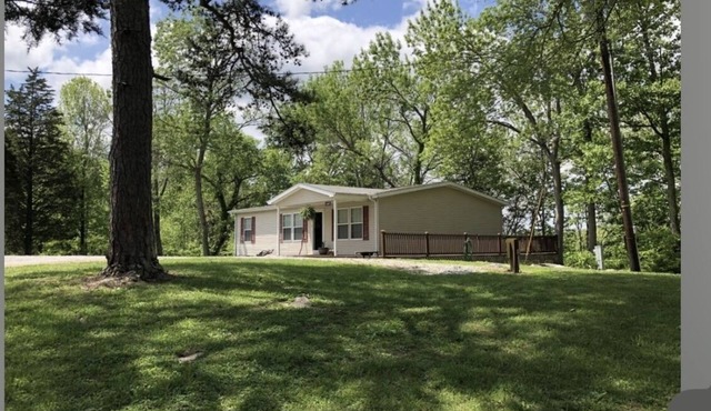 Peaceful home with lake front views! Swimming, fishing, minutes to LCRH