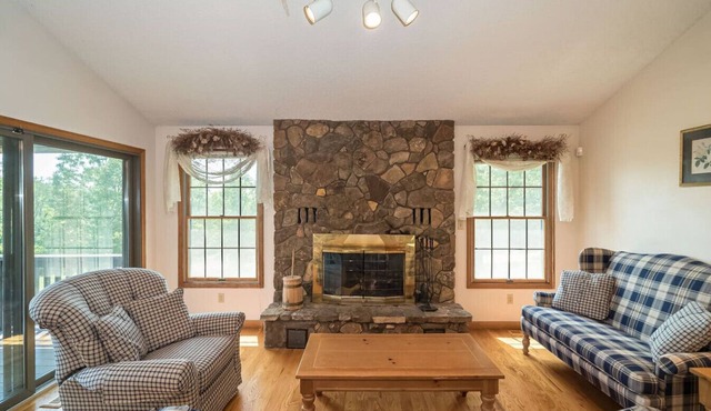 PEACEFUL home with Trails, Rolling hills & Lakeside