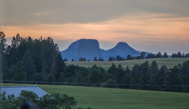 Peaceful home with breath-taking views of Devils Tower & room to roam