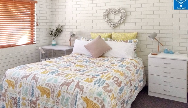 Peaceful & Homely Ground Floor Suite w/ A/C + WiFi