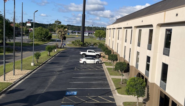 Peaceful hotel close to downtown Brunswick, St. Simons, Jekyll and Sea Island.