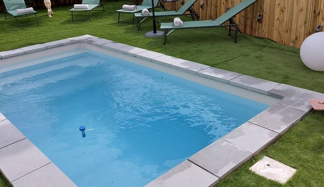 Peaceful house, 3 air-conditioned bedrooms upstairs, private pool, enclosed garden