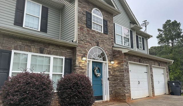 Peaceful House - 4 BR, Large Patio